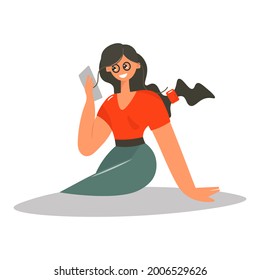 El personaje femenino está hablando por teléfono celular. Una chica dulce de pelo oscuro recibió buenas noticias por teléfono y sonríe alegremente. Ilustración aislada del vector de dibujos animados. Estilo moderno y plano.