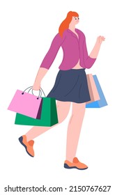 Personajes femeninos cargando bolsas que regresan de tiendas o centros comerciales. Dama con regalos y regalos de compra. Descuentos y ventas. La actividad comercial, el ocio y el pasatiempo. Vector de estilo plano