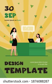 Weibliche Kunden oder Besucher sprechen mit Rezeptionisten. Schreibtisch, Sprachblase, Laptop-flache Vektorgrafik. Service- und Kommunikationskonzept für Banner, Website-Design oder Landing-Website