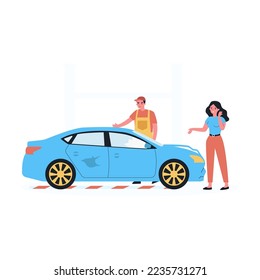 Chofer femenino y auto roto en el auto de servicio. Mujer hablando con mecánica, trabajadora examinando la ilustración plana del vector del vehículo dañado. Concepto de reparación de coches para banner, diseño de sitios web