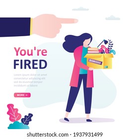 Empleada despedida de la empresa. Una mujer infeliz lleva sus pertenencias personales en la caja. Problemas de desempleo y reducción del personal. Empresaria despedida del trabajo. Plantilla de página de inicio. Ilustración del vector