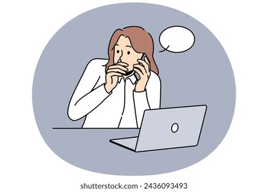 Empleada mujer se sienta en el trabajo de escritorio en la información de la empresa de fugas de ordenador portátil para rivalizar. La mujer de negocios comparte datos confidenciales a la competencia por teléfono. Ilustración vectorial.