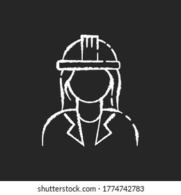 Ingeniero femenino tiza un icono blanco sobre fondo negro. Constructor profesional en casco seguro. Contratista especializado para trabajar en el lugar de construcción. Seguridad laboral. Ilustración de pizarra vectorial aislada