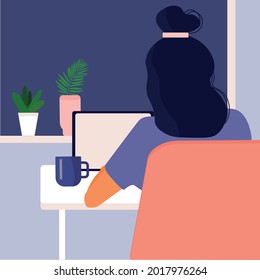 Eine freiberufliche Frau arbeitet am Computer zu Hause oder abends im Büro. Flache Vektorgrafik. Laptop, Pflanzen, Kaffeetasse, Tisch. Fernarbeit, Arbeit von zu Hause und Online-Lernen Konzept. 