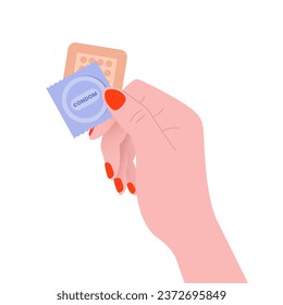 Mano femenina con parche anticonceptivo y preservativo sobre el fondo blanco