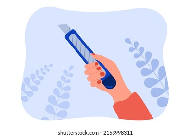 Hembra sosteniendo un cuchillo de papel. Persona con herramienta para trabajo de oficina, paquetes o hobby de ilustración vectorial plana. Estacionamiento, concepto de artesanía para banner, diseño de sitios web o página web de aterrizaje