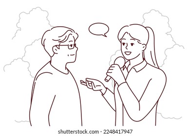 Periodista con micrófono entrevista a un anciano en el parque. Mujer con micrófono hablando con hombres mayores en la calle. Ilustración vectorial. 