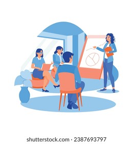 Gerente femenino dando una presentación sobre la estrategia empresarial de la empresa. Las mujeres gerentes y socios comerciales intercambian ideas y comparten ideas. Concepto de reuniones de información. 