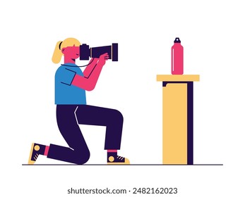 Fotógrafa mujer tomando fotos de productos de botellas en el estudio. Diseño de personajes. Ilustración plana de Vector