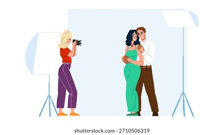 Fotógrafa usando câmera profissional e equipamento de iluminação, tirando retratos de um jovem casal sorridente posando alegremente juntos em um fundo de estúdio brilhante