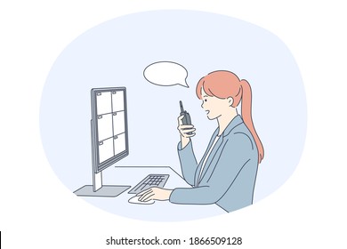 Weibliche Berufe, die als Wachkonzept arbeiten. Junge Frau professionelle Sicherheit oder Logistikspezialisten kommunizieren im Radio und schauen auf Computerbildschirm. Job, Spezialist, Arbeitsbereich
