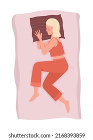 Dormitorio lateral femenino con brazo bajo almohada 2D vector ilustración aislada. Mujer relajándose en la cama con personaje plano sobre fondo de caricatura. Colorida escena editable para móvil, sitio web, presentación