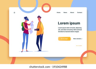 Mapa de lectura de turista femenino para encontrar la dirección del lugar turístico. Pareja turística viajando en verano viaje con ilustración vectorial plana. Concepto de viajes para banner, diseño de sitios web o página web de aterrizaje