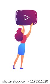 Bloguera de video sosteniendo un icono del reproductor de video. Página web y presentación, e-learning y tecnología de formación en seminarios web, concepto de vlogger y medios sociales. Aislado sobre fondo blanco.