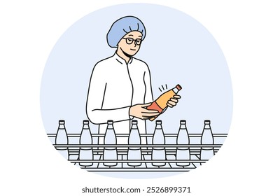 Trabajadora en uniforme y ropa para la cabeza que comprueba las botellas en la línea de producción en la fábrica. La mujer controla la calidad del jugo o de la leche en la planta. Ilustración vectorial.