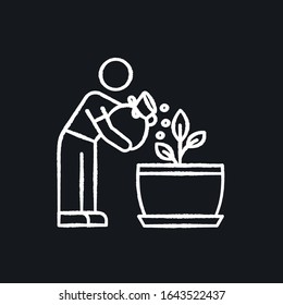 Icono blanco de tiza de semilla fertilizante sobre fondo negro. Aplastamiento alimentario. Plantar, plantar. Jardinería interior. Complementos de crecimiento, enmiendas. Ilustración aislada de cartón vectorial