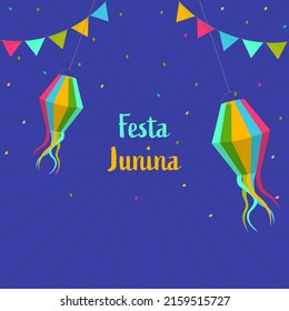 Tarjeta De Saludo Festa Junina Con Linternas Colgantes Y Banderas De Bunting Decoradas En Fondo Púrpura De Rayos Blancos.