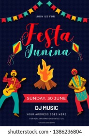 Plantilla o diseño de volante del Festa Junina Party con hombres brasileños tocando instrumentos de música en fondo azul con detalles del recinto.