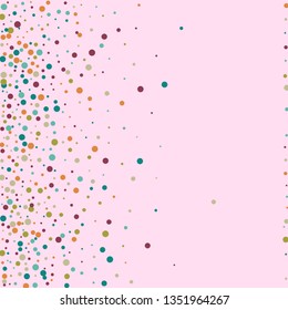 Antecedentes festivos con confetti multicolor. Círculos amarillos, rosas, azules, pero con un fondo blanco. Confeti volador.