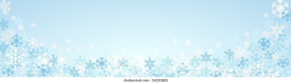 Fondo de Navidades de Anuncio festivo e invierno con espacio de copia. cristales de nieve y hielo en el cielo azul