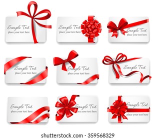 Tarjetas festivas con cintas de regalo rojas. 