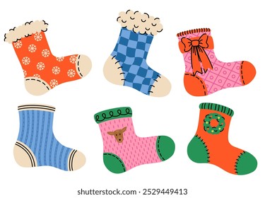 Coleção festiva de meias de Natal com vários desenhos. Sacos em forma de meia para férias de inverno. Decoração de Ano Novo. Meias acolhedoras para celebrações sazonais, banners, cartões. Padrões xmas bonitos.