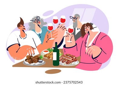 Fiesta festiva de la gran familia con vino y deliciosa cena celebrando el fin de semana. Los padres mayores y los niños adultos participan en fiestas juntos, celebrando el aniversario de la boda o el cumpleaños