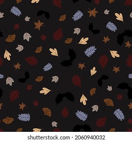 Patrón de halloween festivo sin fisuras con diferentes follaje de otoño seco y murciélagos negros dibujados a mano en un fondo oscuro.