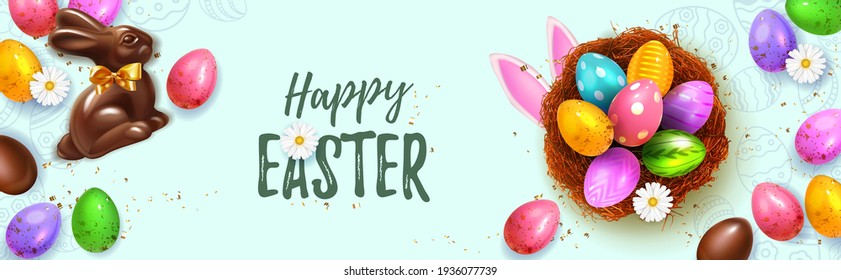 Banner web horizontal Feliz Pascua Azul festivo.  Fiesta de la tercera primavera realista. Huevos de Semana Santa en nido con orejas de conejo y conejito de chocolate.  Oferta promocional y plantilla de compras para Semana Santa. 