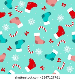 Patrón ininterrumpido festivo con medias de Navidad, caña de caramelo y copos de nieve