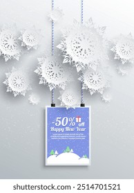 Um cartaz festivo de inverno apresenta flocos de neve de papel branco suspensos por cordas azuis contra um fundo claro. O cartaz central promove uma venda de 50% de desconto no Ano Novo com uma paisagem coberta de neve