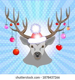 Festliches Winterposter. Ein stilistischer Hirschkopf mit großen Anbetern einen Hut mit einem Pampelmuse. Spielzeugbälle, Herzen hängen an Fäden. Strahlender Hintergrund und Schneeflocken. EPS10