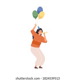 Mujer festiva con sombrero de cono que sostiene globos de aire coloridos vectoriales ilustración plana. Las mujeres que soplan en el tubo de silbato del partido divirtiéndose celebrando las vacaciones aisladas. Felicitaciones por cumpleaños o aniversario