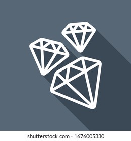 Ein paar herabfallende Diamanten. Weißes Flachsymbol mit langem Schatten auf blauem Hintergrund