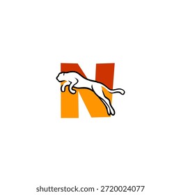 Tigre feroz saltando Letra N logo. Perfecto para Equipos competitivos, marcas extremas y potentes imágenes de logotipos