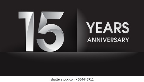 logo de celebración del aniversario de quince años, diseño plano aislado en fondo negro, elementos vectoriales para banner, tarjeta de invitación para celebrar fiesta de cumpleaños número 15