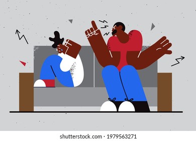 Kampf und Konflikte in der Kommunikation Konzept. Wütende junge Zeichentrickfigur, die auf dem Sofa sitzt und über stressreiche Angst erregende Vektorgrafik schreit 