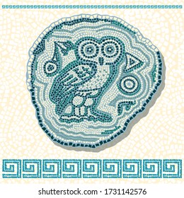 Figura de búho y mosaico en estilo antiguo sobre un fondo blanco.
