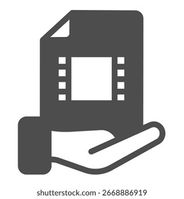 Datei des Films in der Hand solides Symbol, Datenhortung Konzept. Vektorgrafiken. Videodatei-Freigabezeichen für die Filmbibliothek auf weißem Hintergrund, Symbol im Glyphenstil für mobiles oder Webdesign