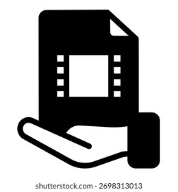 Arquivo de filme na mão ícone sólido, conceito de acumulação de dados. Gráficos vetoriais. Sinal de compartilhamento de arquivo de vídeo da biblioteca de filmes no plano de fundo branco, ícone de estilo de glifo para design móvel ou Web