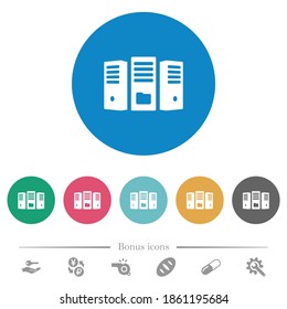 Iconos blancos planos del servidor de archivos en fondos de color redondo. 6 iconos de bonificación incluidos.