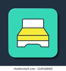 Esquema relleno Gran cama para dos o un ícono de persona aislado en fondo azul. Botón cuadrado turquesa. Vector