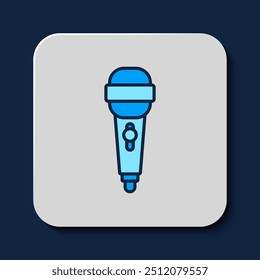 Ícone de microfone com contorno preenchido isolado em fundo azul. No microfone do microfone do rádio do ar. Sinal do alto-falante.  Vetor
