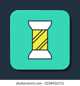 Hilo de coser de contorno relleno en el icono de chispa aislado en fondo azul. Estanque de yarn. Robbin de hilo. Botón cuadrado turquesa. Vector