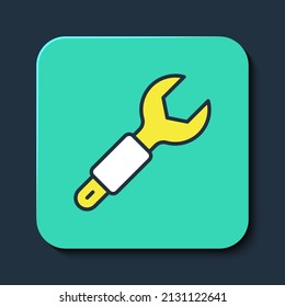 Símbolo relleno Icono de la llave inglesa aislado en fondo azul. Herramienta de reparación del distribuidor. Símbolo de herramienta de servicio. Botón cuadrado turquesa. Vector