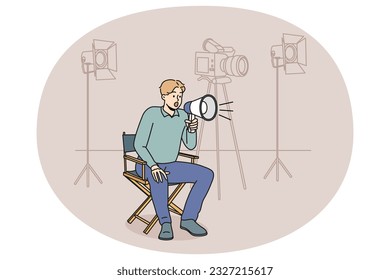 Productora de cine sentada en la silla gritando en megáfono al disparar. Un director de cine con altavoz gestiona la escena. Ilustración vectorial.