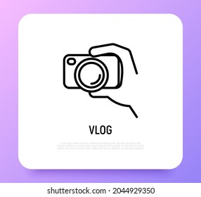 Filmmaterial: Kamera in der Hand dünne Linie Symbol. Moderne Vektorgrafik für Video-Logo.