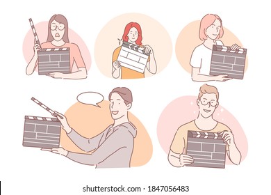 Trabajadores cinematográficos con el concepto de tablero de papel. Hombres y mujeres jóvenes positivos que trabajan en la producción cinematográfica con clapapeles de películas y aplaudiendo para otra toma durante la ilustración del vector cinematográfico 