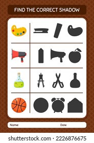 Finden Sie das richtige Schattenspiel mit dem Schulsymbol. Arbeitsblatt für Vorschulkinder, Kinderaktivität