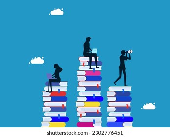Encuentra mucha información. Equipo de negocios que trabaja en laptops con pilas de libros